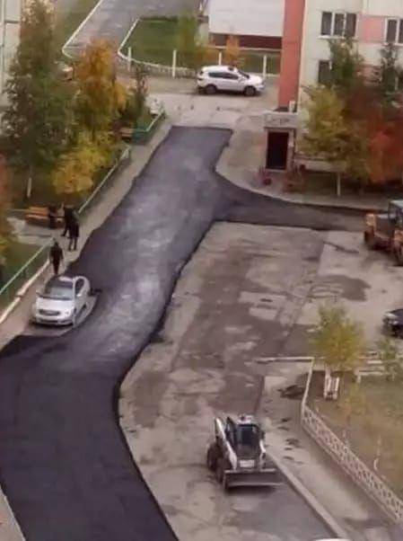 cara nyeleneh perbaiki jalan yang rusak (twitter.com/donttalkimangry)