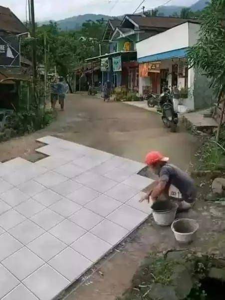 cara nyeleneh perbaiki jalan yang rusak (twitter.com/donttalkimangry)