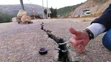 cara nyeleneh perbaiki jalan yang rusak (twitter.com/donttalkimangry)