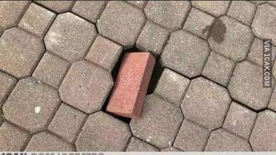 cara nyeleneh perbaiki jalan yang rusak (1cak.com/1900866)