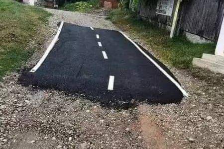 cara nyeleneh perbaiki jalan yang rusak (twitter.com/fbreceh)