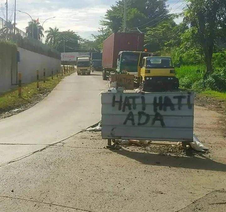 cara nyeleneh perbaiki jalan yang rusak (instagram.com/wkwkland_real)