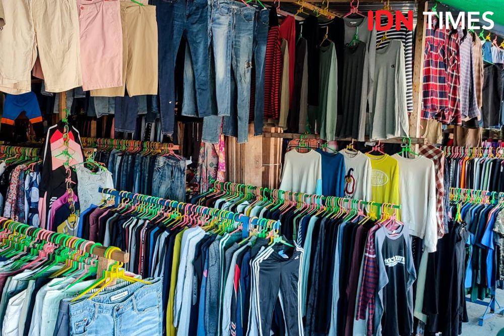 Sejumlah pakaian bekas impor yang dijual di salah satu lapak di Kota Timika, Papua Tengah. (IDN Times/Endy Langobelen)