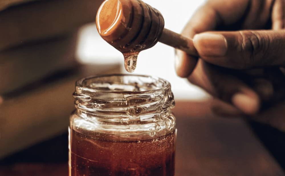 sage honey (unsplash.com/Arwin Neil Baichoo)