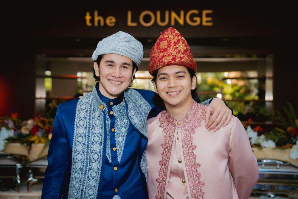 9 Potret Ajil Ditto Pakai Baju Khas Minang, Pesonanya Beda!