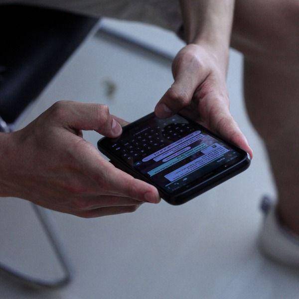 Ilustrasi cowok sedang typing ganteng (unsplash/Asterfolio)