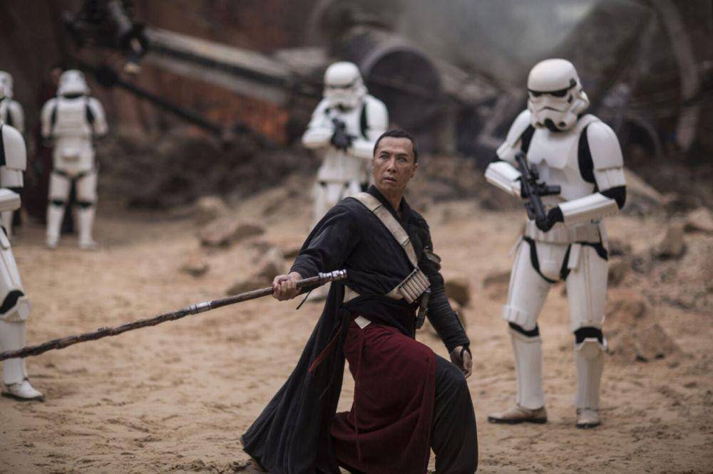 Donnie Yen di Rogue One: A Star Wars Story (2016). (dok. Lucasfilm Ltd./Rogue One: A Star Wars Story)
