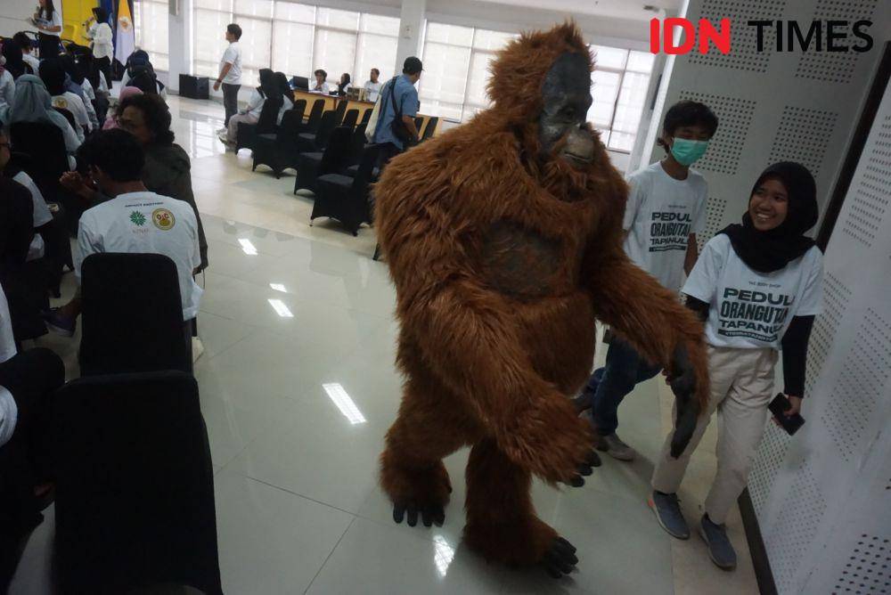 Roadshow Peduli Orangutan Tapanuli, di UGM, Sabtu (25/3/2023). (IDN Times/Herlambang Jati Kusumo).