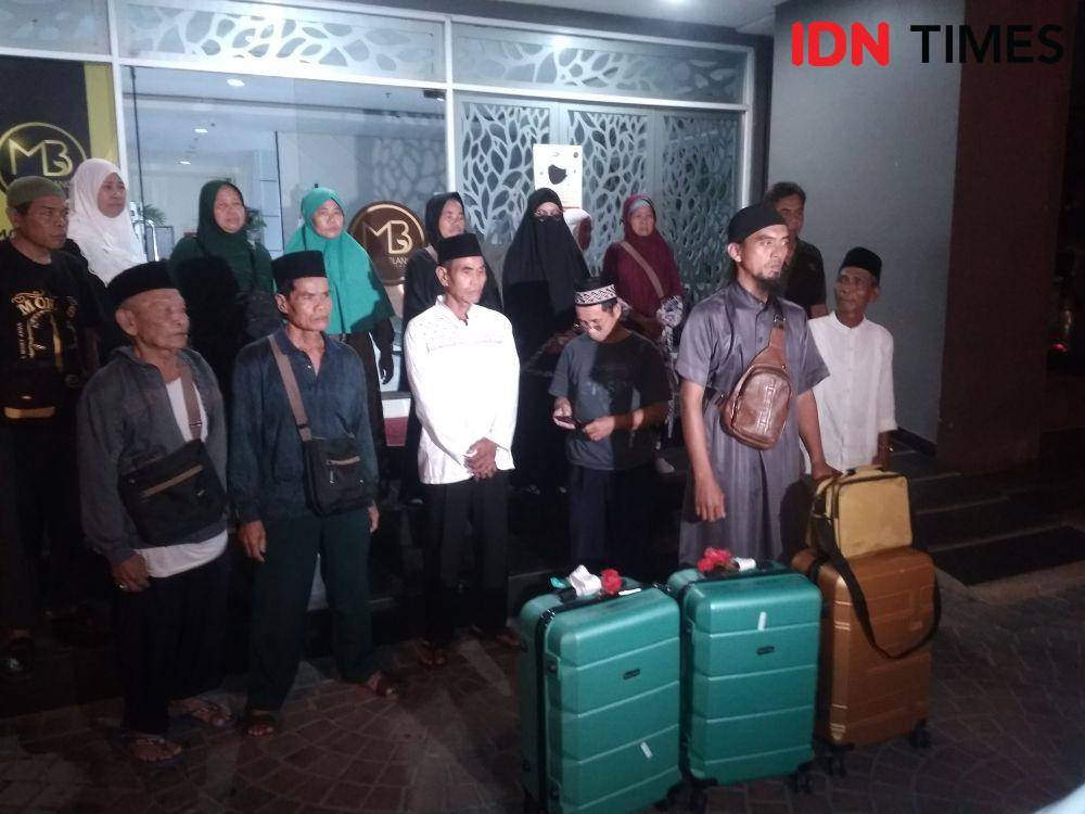 Calon Jamaah Umrah Asal Kalbar Terlantar di Bekasi. (IDN Times/Imam Faishal)