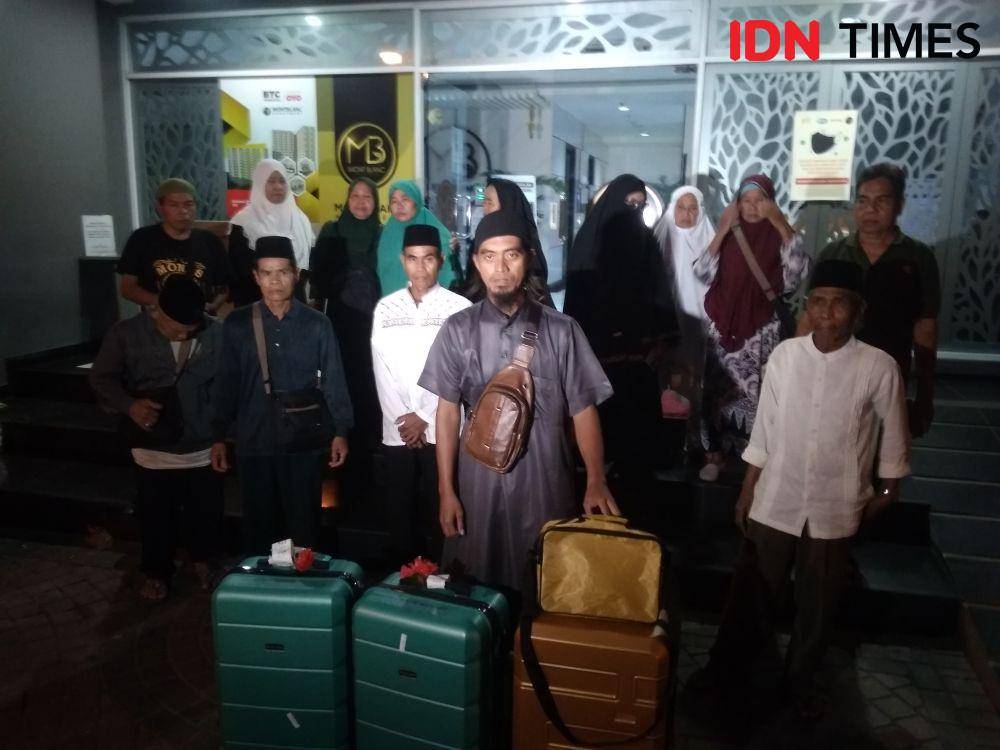 Calon Jamaah Umrah Asal Kalbar Terlantar di Bekasi. (IDN Times/Imam Faishal)