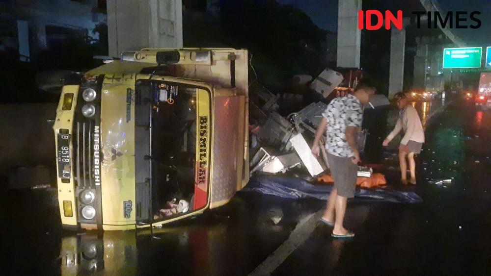 Truk Pengangkut Limbah Mesin Fotocopy Terbalik di Tol Japek
