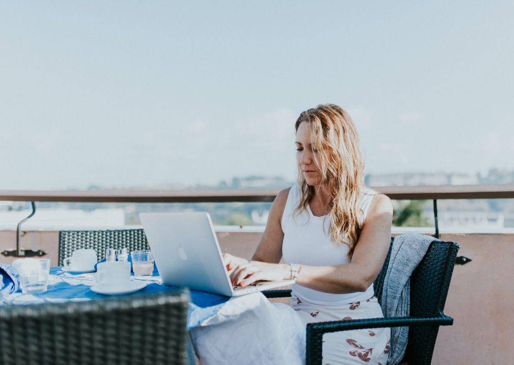 literasi digital (unsplash.com/persnicketyprints)