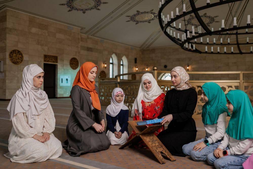 ilustrasi mengikuti kajian di dalam masjid (pexels.com/Alena Darmel)