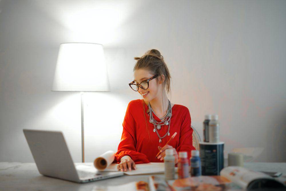 ilustrasi perempuan duduk di depan laptop (pexels.com/Andrea Piacquadio)