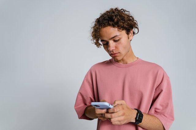 Ilustrasi cowok sedang typing ganteng (pexels/MART PRODUCTION)