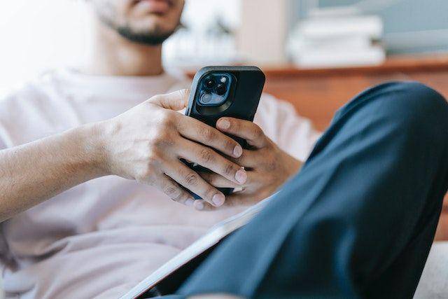 Ilustrasi cowok sedang typing ganteng (pexels/Michael Burrows)