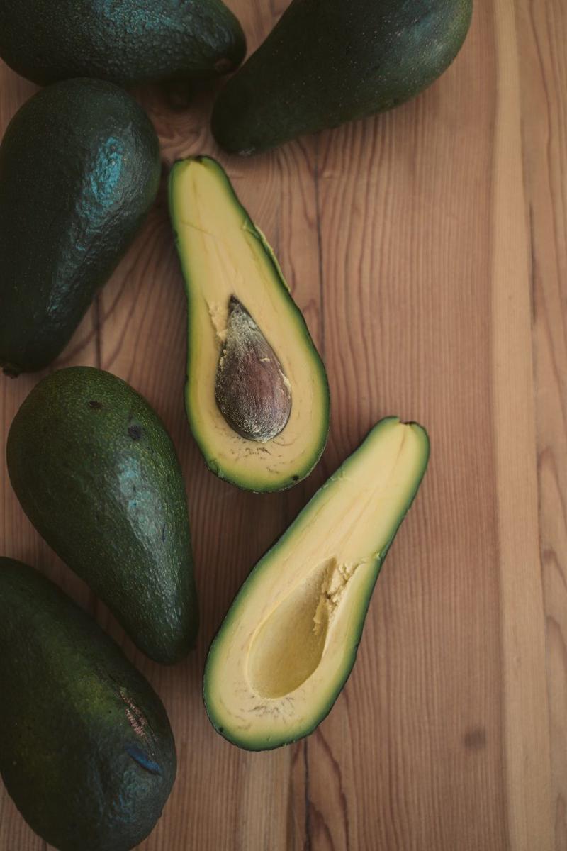 buah alpukat (pexels.com/Taryn Elliot)
