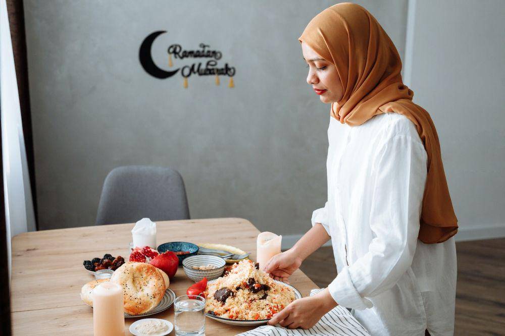 ilustrasi menyiapkan makanan berbuka (pexels.com/Thirdman)