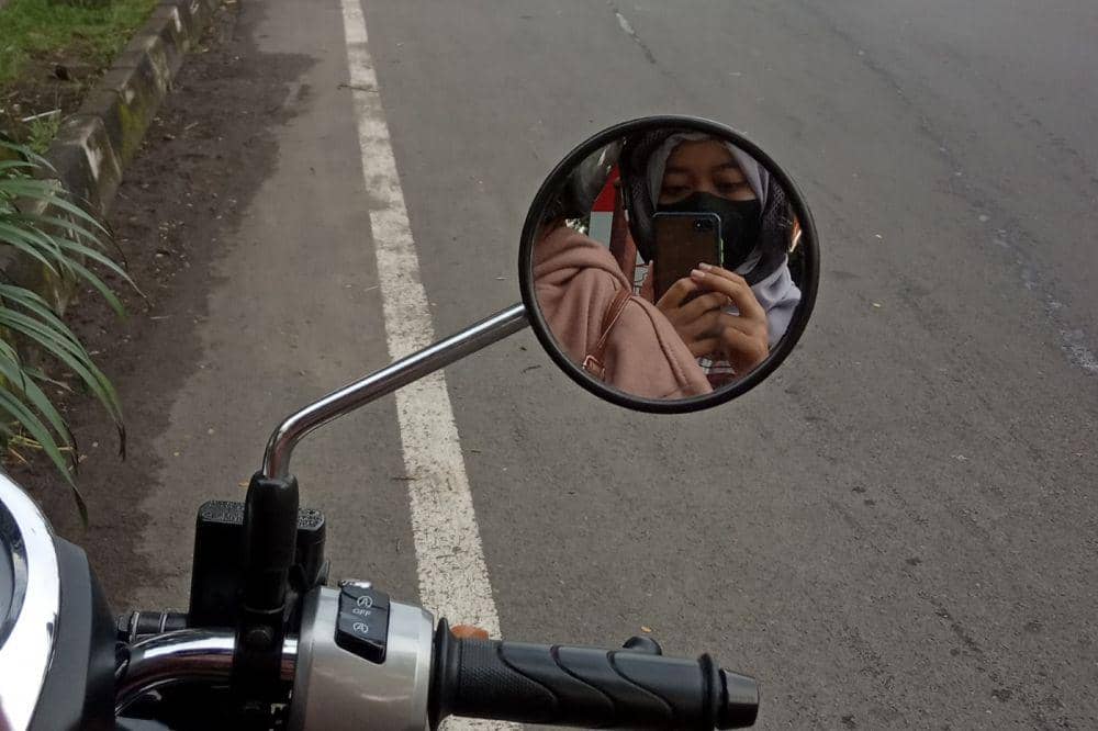 ilustrasi foto depan kaca spion (dok.pribadi/Mita Mud'mainah)