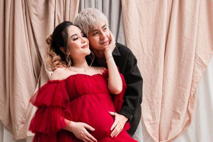 10 Maternity Shoot Moniq Crasivaya Bareng Suaminya, Arnold Leonard
