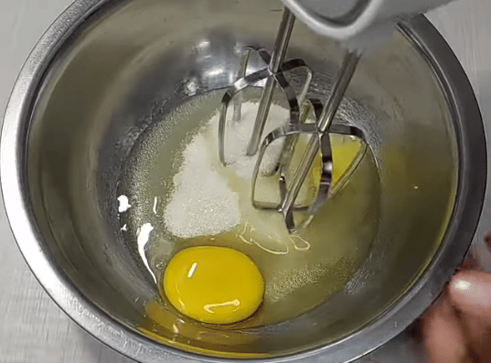 ilustrasi mencampurkan bahan dengan mixer (youtube.com/kakaeina vlog)