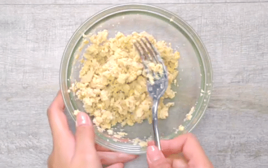 ilustrasi menghancurkan tempe setelah dikukus (youtube.com/Tastemade Indonesia)