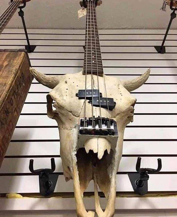 desain gitar yang nyeleneh abis (instagram.com/memesguitar)