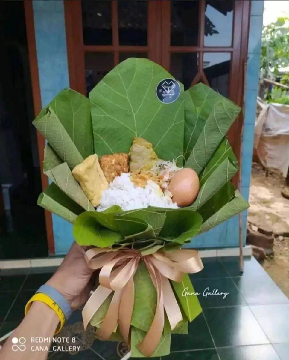 buket hadiah kocak (instagram.com/raykat_plus_62)