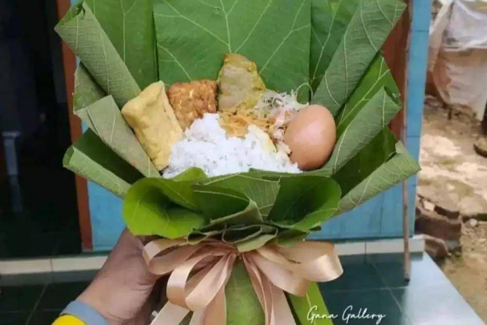 buket hadiah kocak (instagram.com/raykat_plus_62)