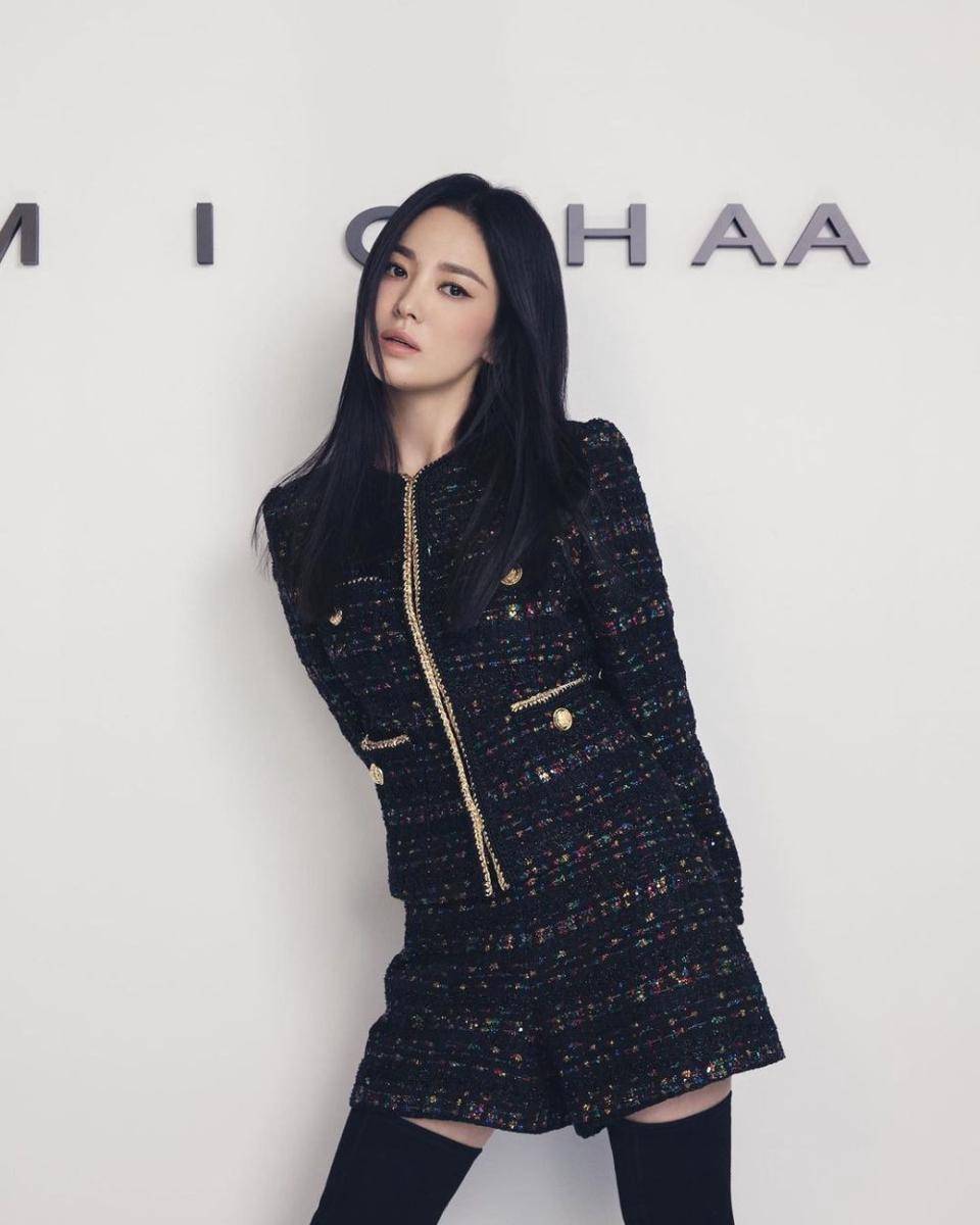 Outfit serba hitam ala Song Hye Kyo (instagram.com/kyo1122)