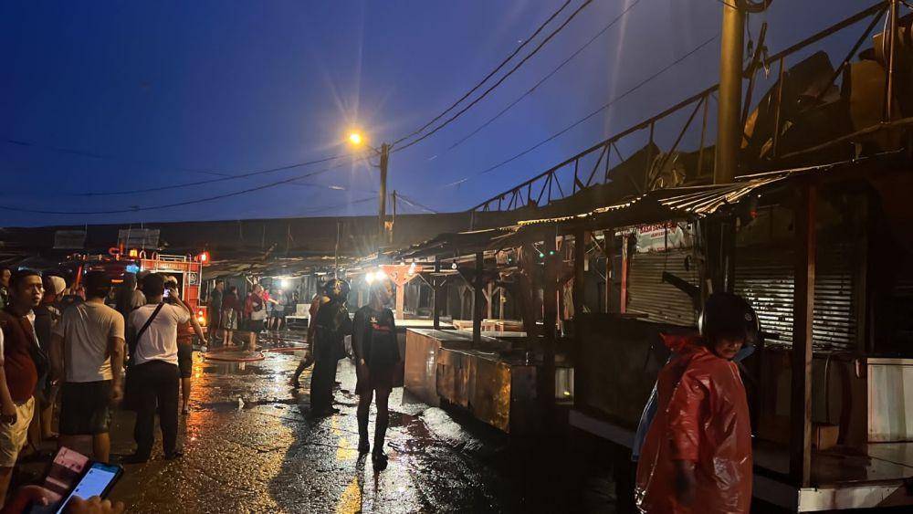 Api berhasil dipadamkan usai membakar lapak para pedagang di Pasar Kemirimuka, Kecamatan Beji, Kota Depok. (Istimewa)