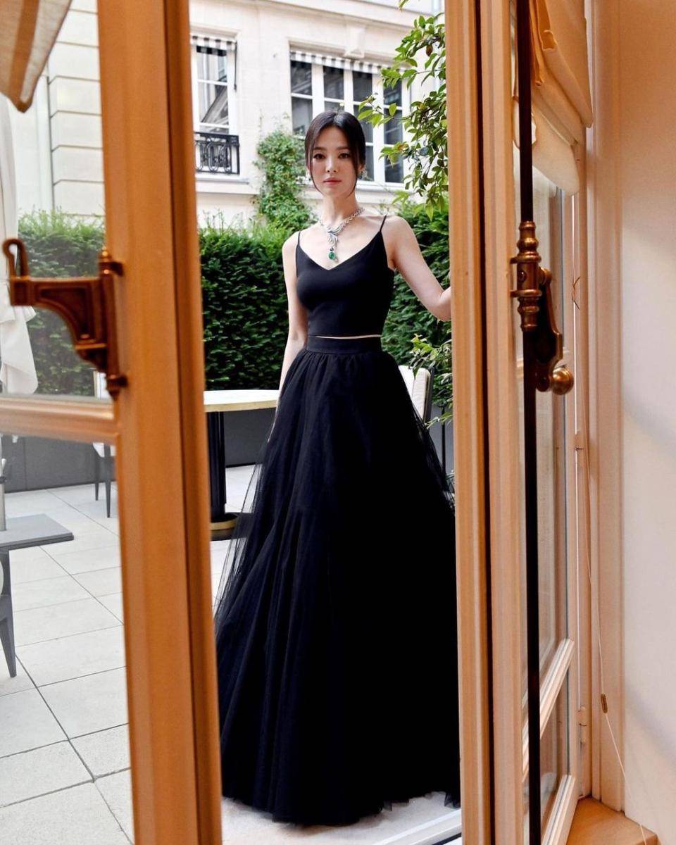 Outfit serba hitam ala Song Hye Kyo (instagram.com/kyo1122)