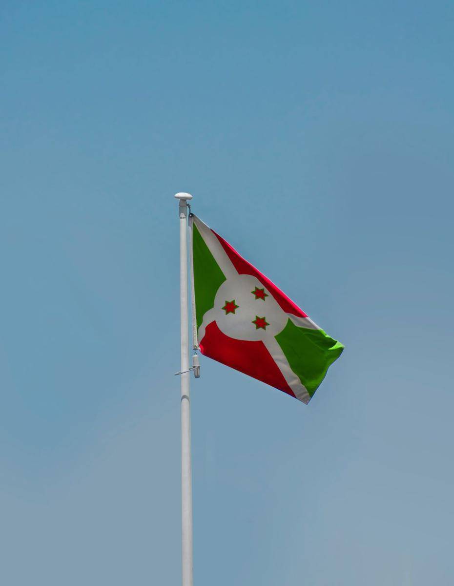 potret bendera Burundi (pexels.com/@aboodi)