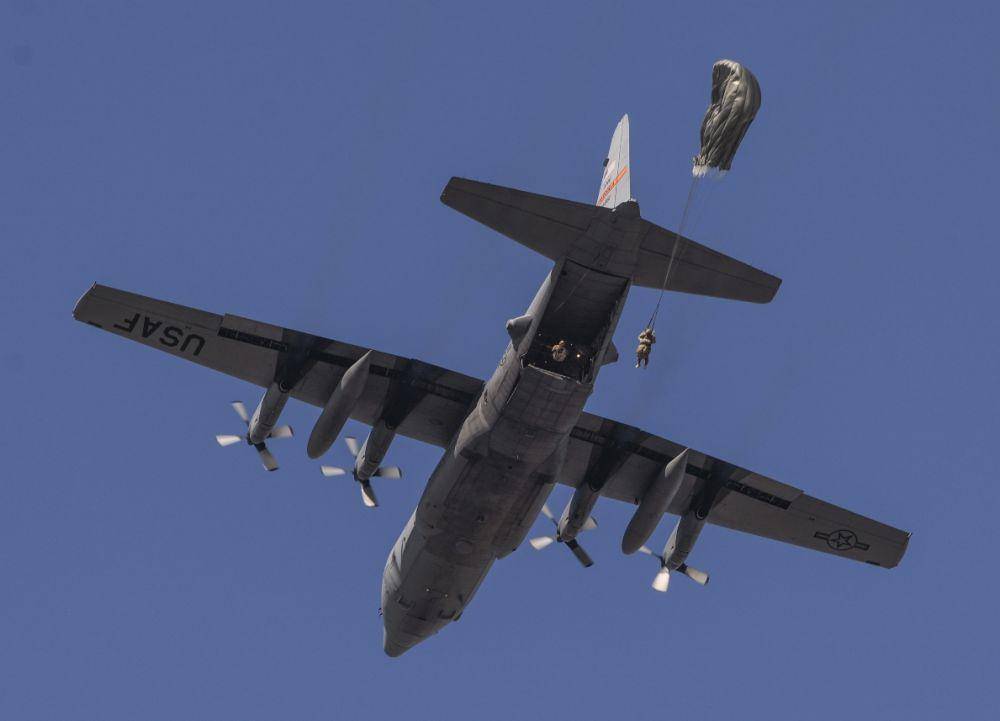 Hercules C-130J saat menerjunkan pasukan (www.af.mil)