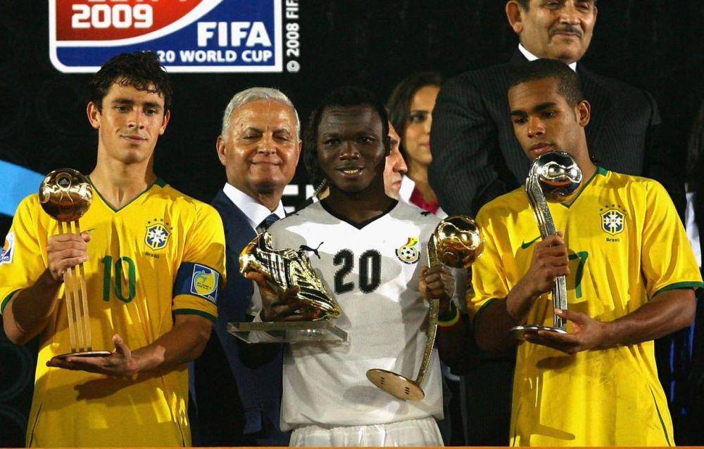 Dominic Adiyiah (tengah) bersama trofi Golden Ball dan Golden Boot. (instagram.com/adido40)