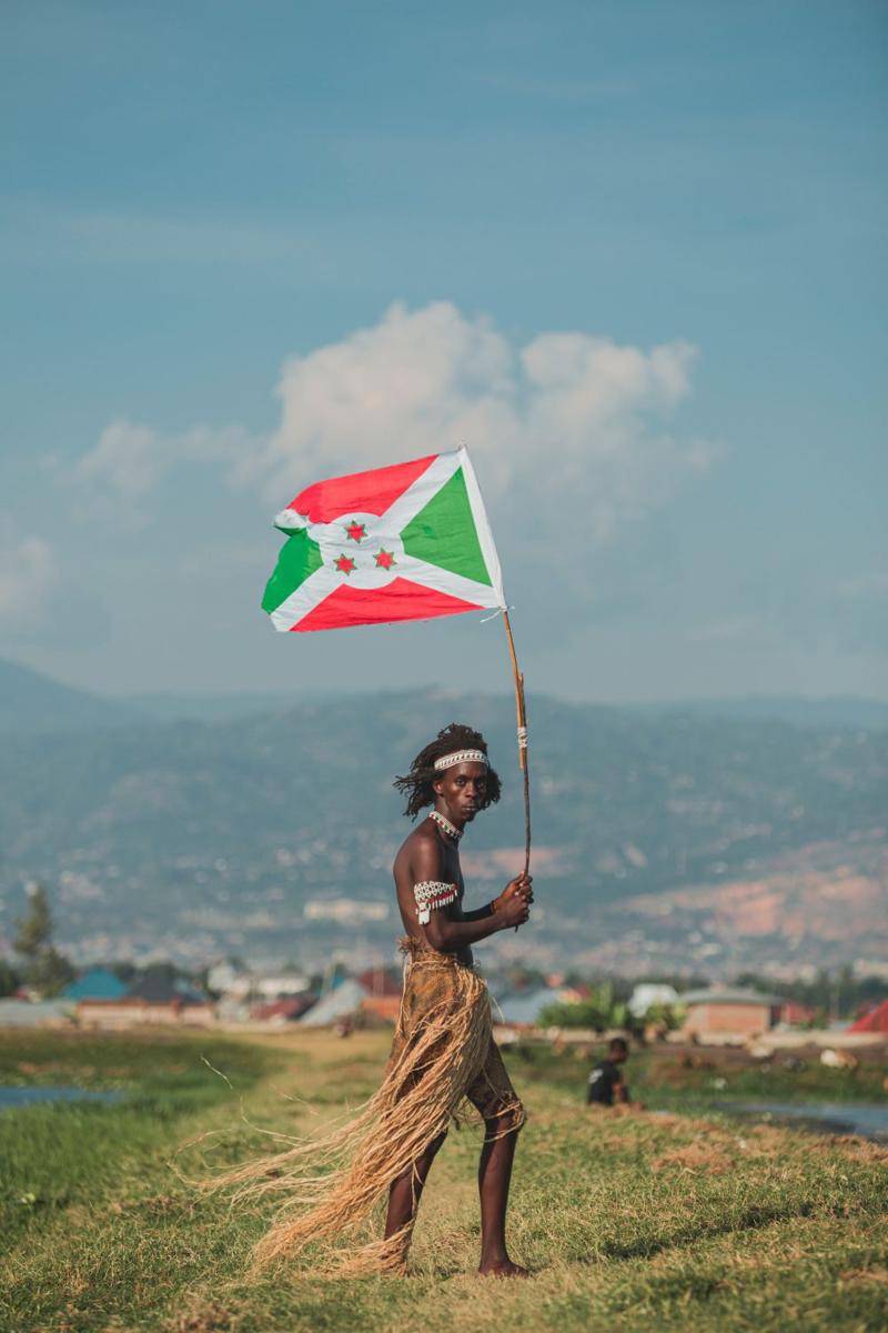 potret pria memegang bendera Burundi (pexels.com/@safari-consoler-3290243)