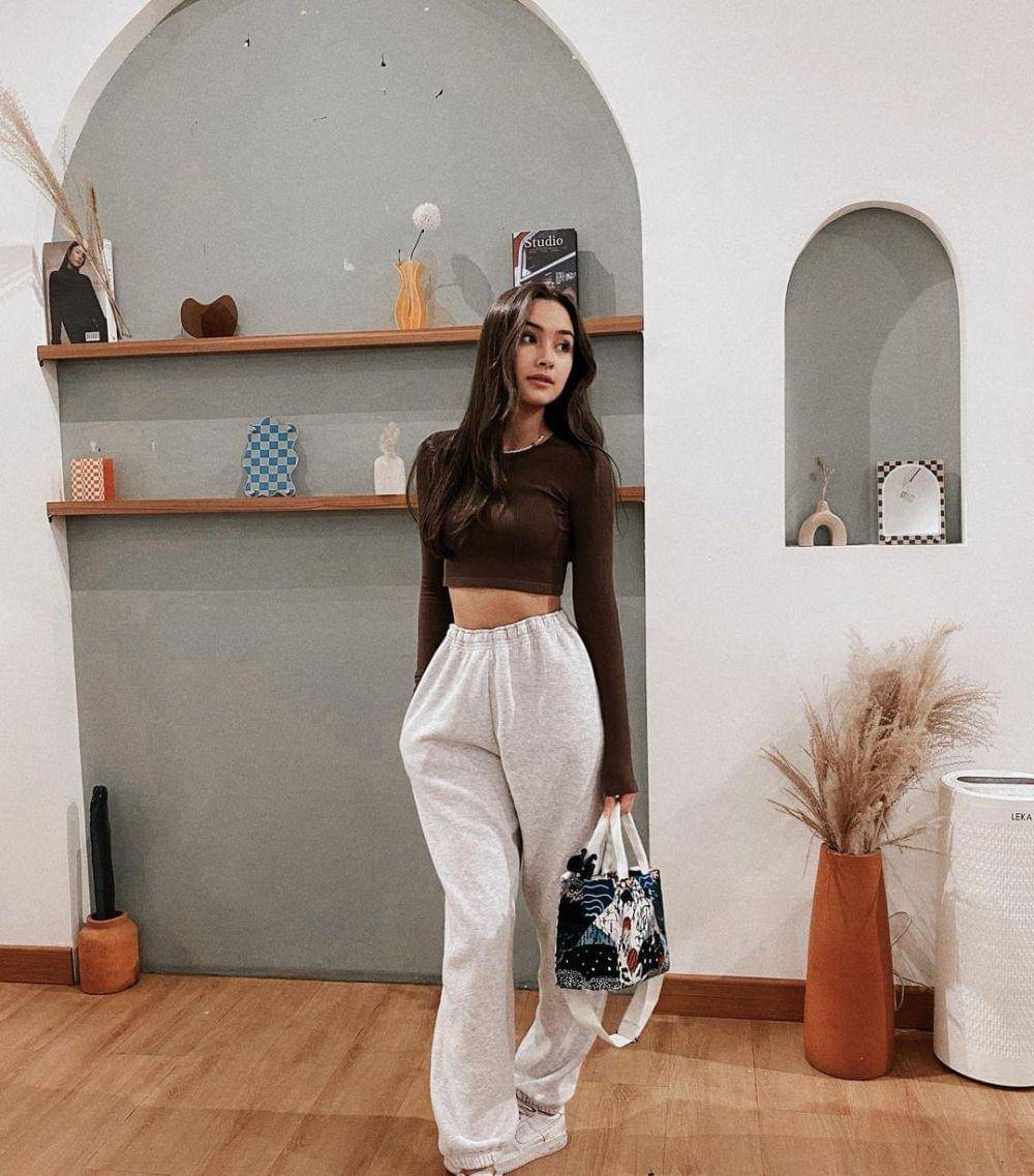 ide outfit minimalis ala Caitlin Halderman (instagram.com/caitlinhalderman)
