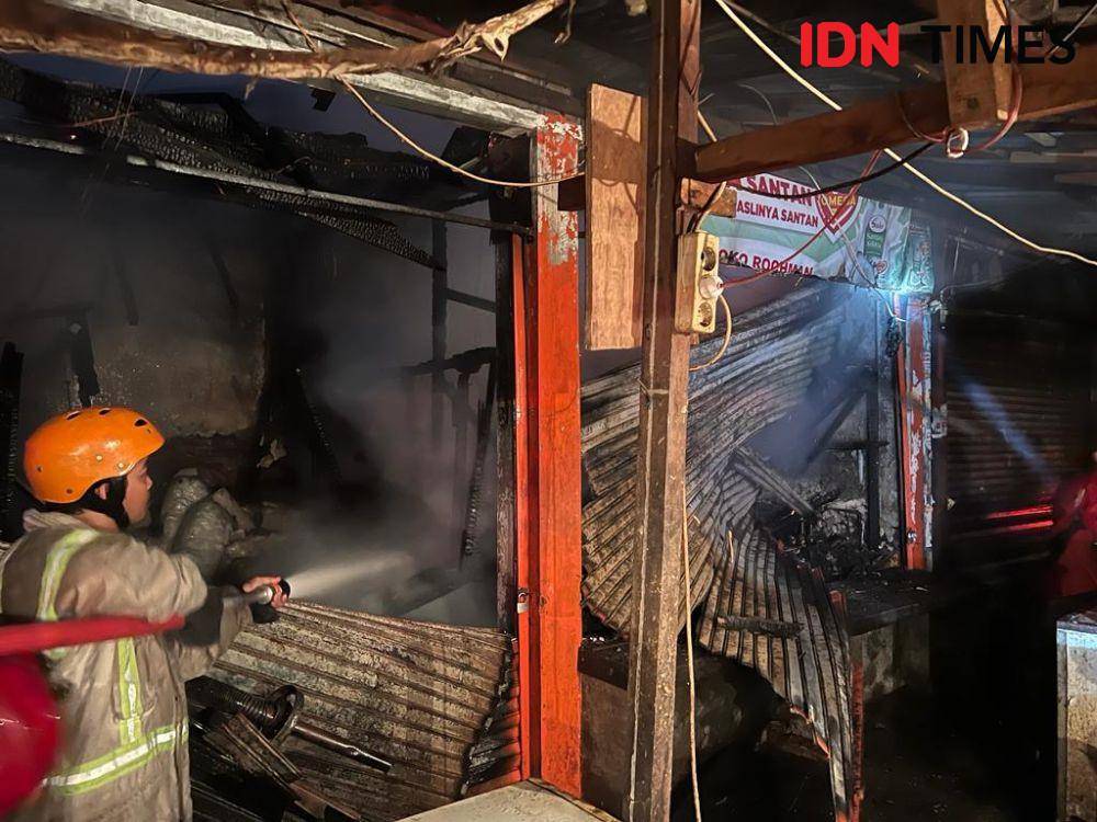 Petugas DPKP Kota Depok melakukan pemadaman api di lokasi kios yang terbakar Pasar Kemirimuka, Kecamatan Beji, Kota Depok. (IDNTimes/Dicky)