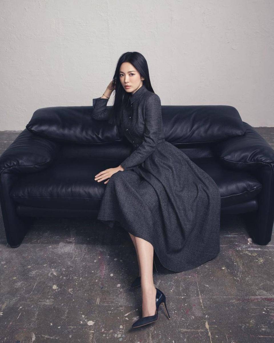 Outfit serba hitam ala Song Hye Kyo (instagram.com/kyo1122)