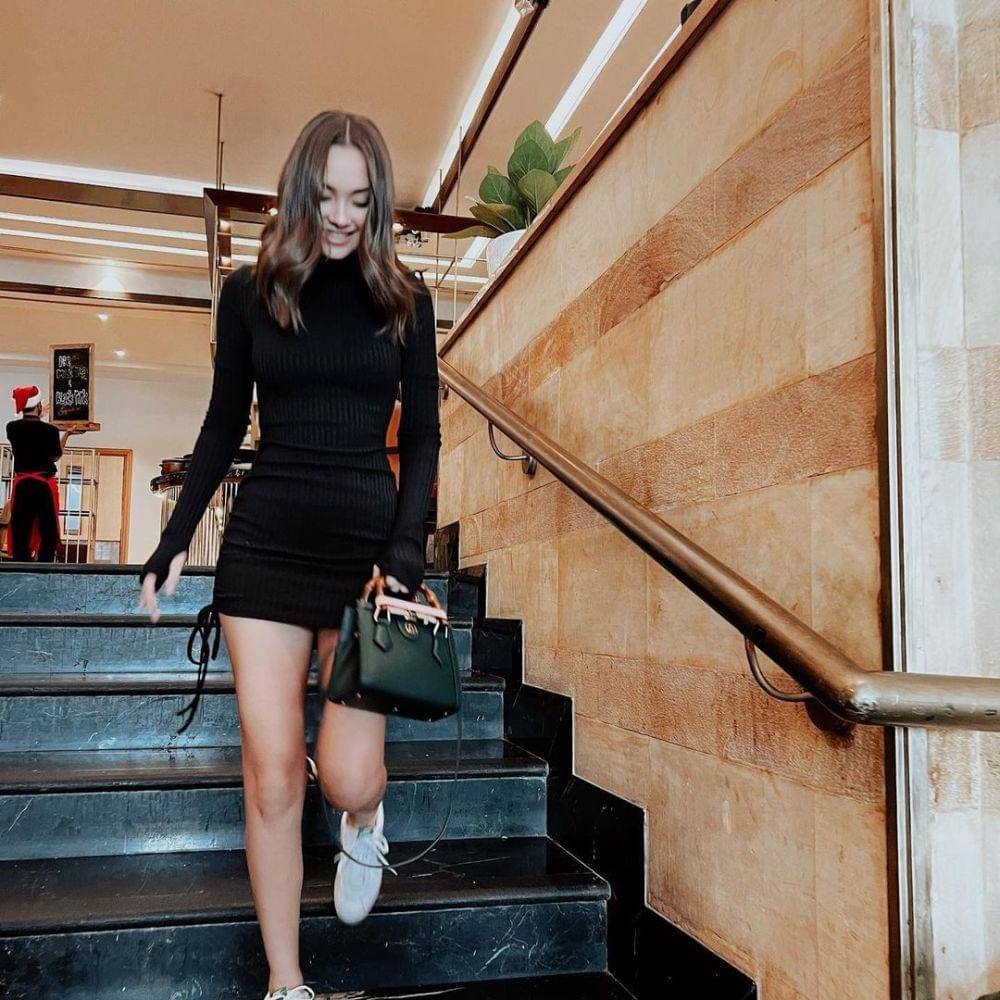 ide outfit minimalis ala Caitlin Halderman (instagram.com/caitlinhalderman)
