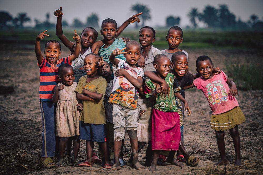 potret kumpulan anak kecil tersenyum (pexels.com/@safari-consoler-3290243)