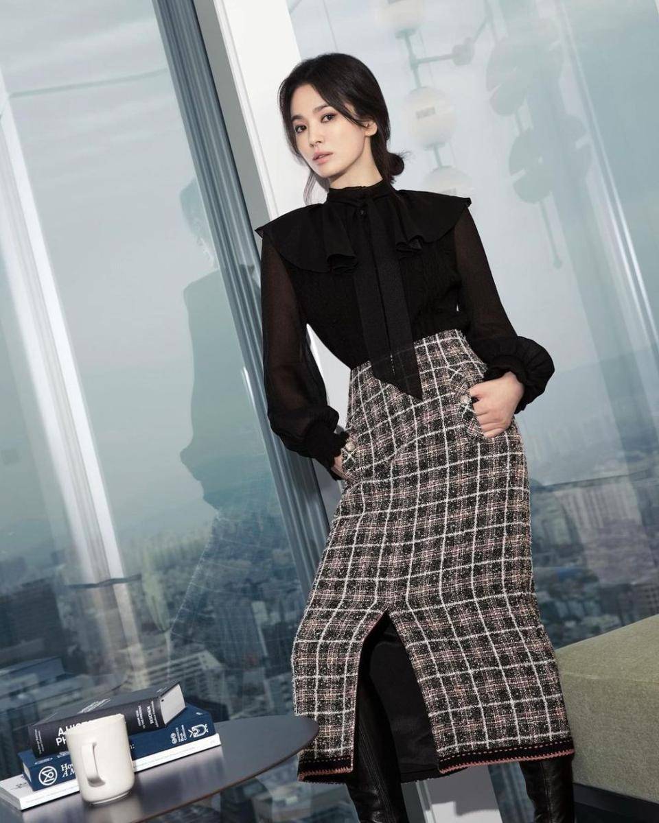 Outfit serba hitam ala Song Hye Kyo (instagram.com/kyo1122)