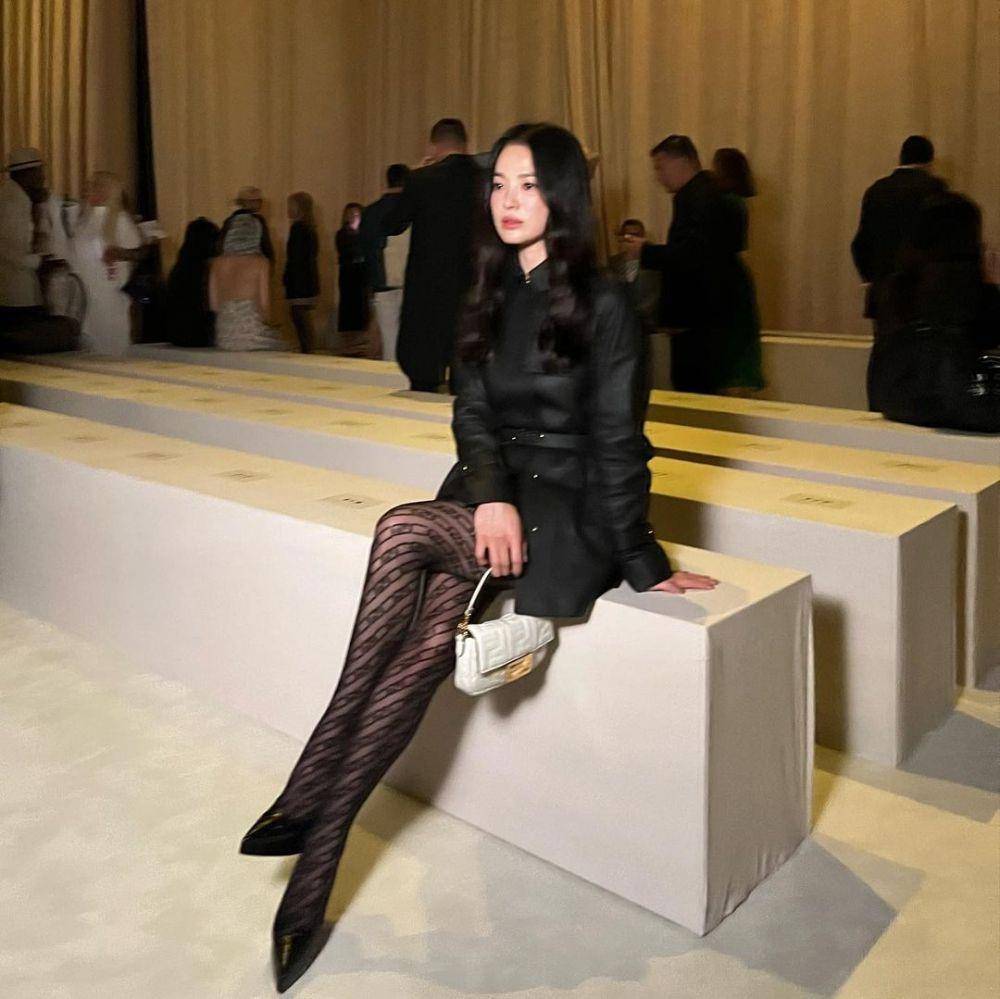 Outfit serba hitam ala Song Hye Kyo (instagram.com/kyo1122)