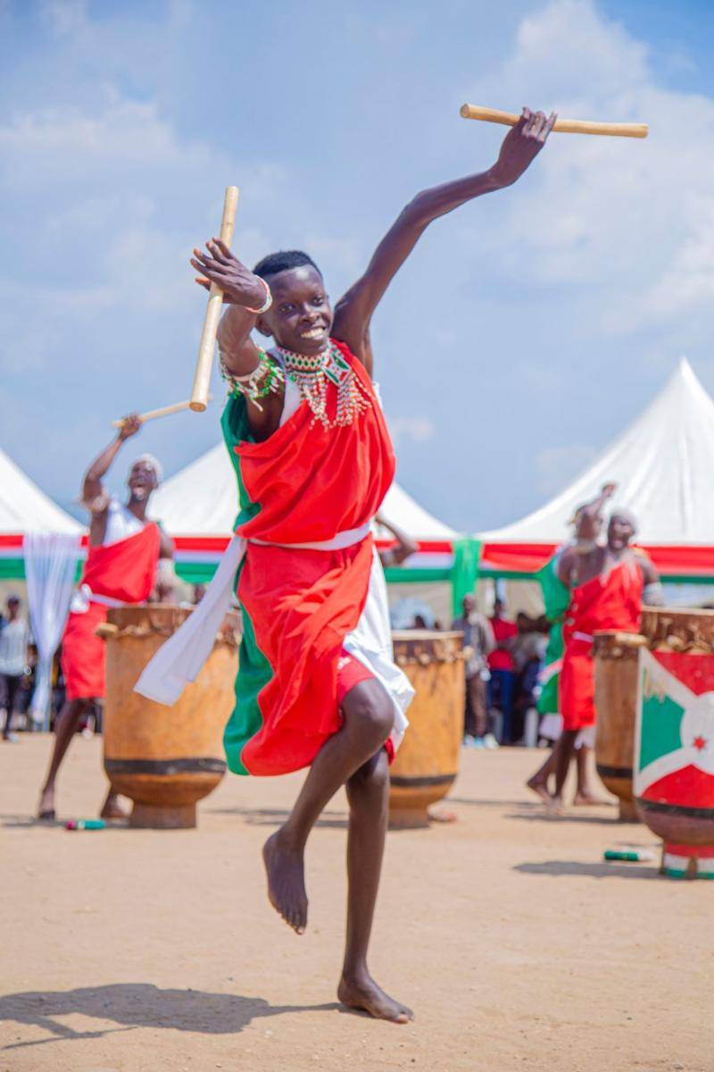 potret penari asal Burundi (pexels.com/@safari-consoler-3290243)