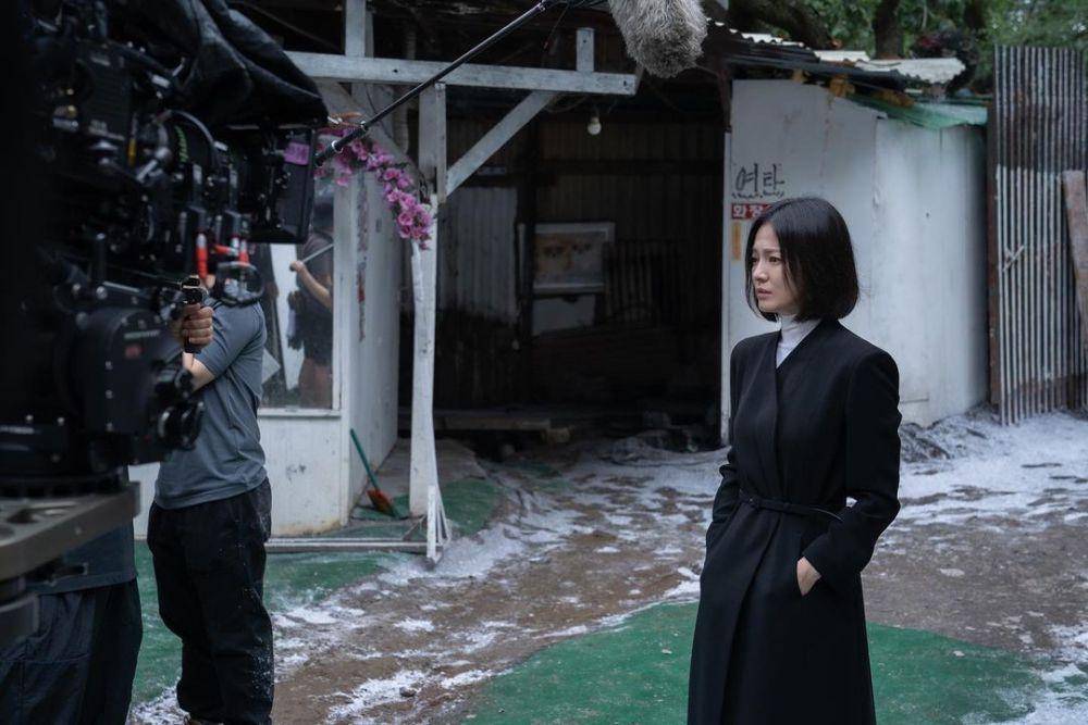Outfit serba hitam ala Song Hye Kyo (instagram.com/kyo1122)