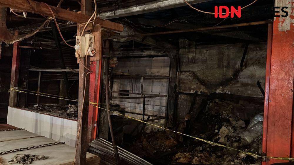Lapak pedagang yang terbakar dan ditemukan aliran listrik tidak menggunakan meteran di Pasar Kemirimuka, Kecamatan Beji, Kota Depok. (IDNTimes/Dicky)