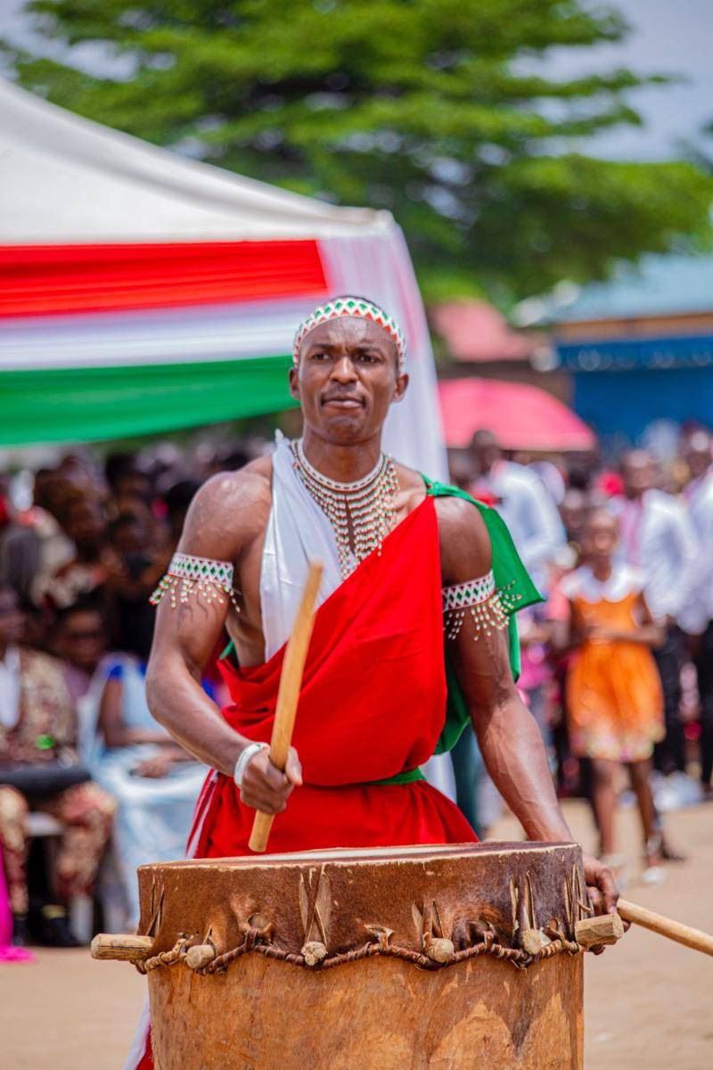 potret penabuh asal Burundi (pexels.com/@safari-consoler-3290243)
