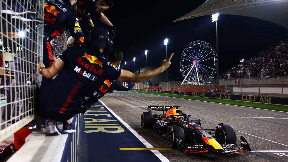 Kru Red Bull menyambut Max Verstappen yang finis pertama di GP Bahrain 2023. (formula1.com)