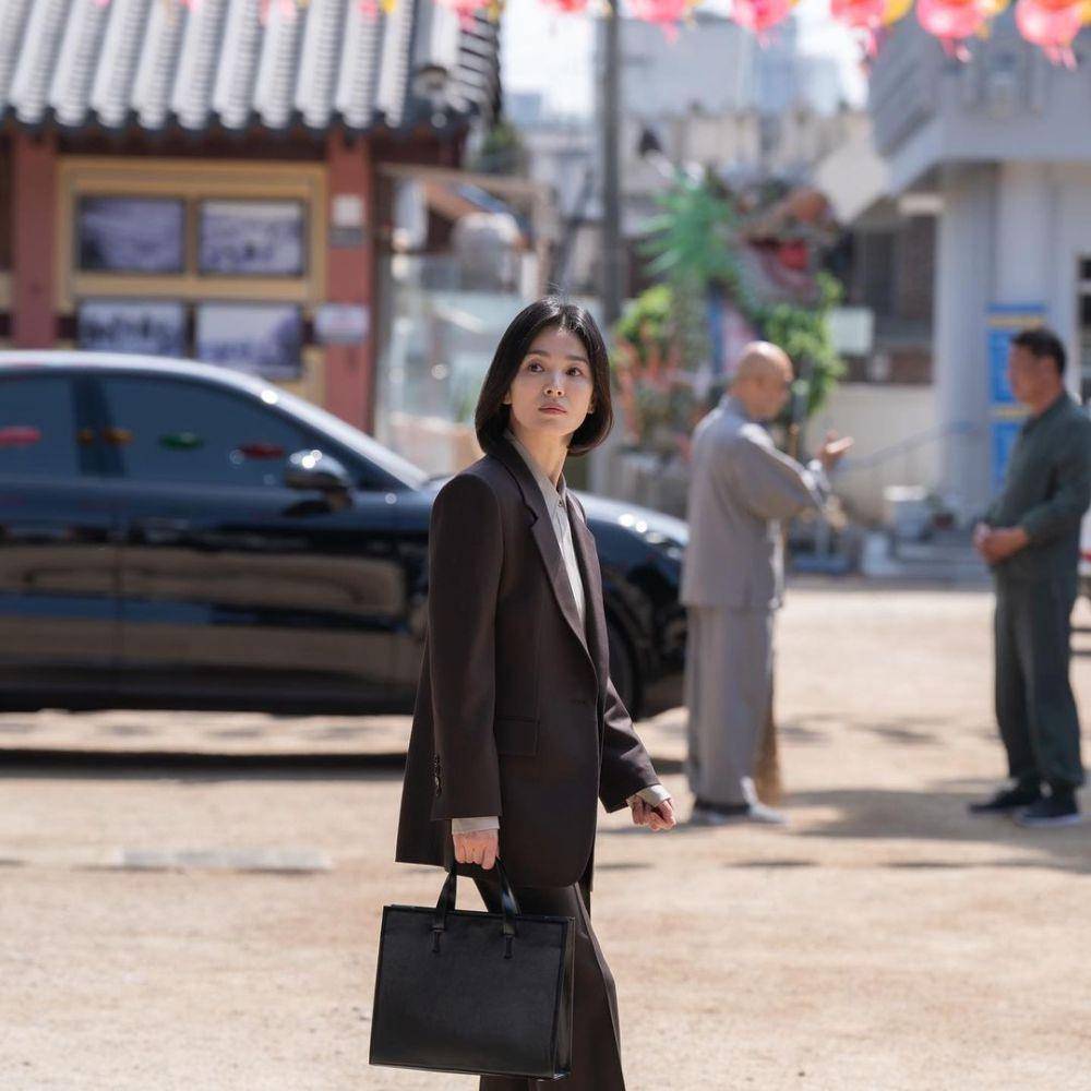 Outfit serba hitam ala Song Hye Kyo (instagram.com/kyo1122)