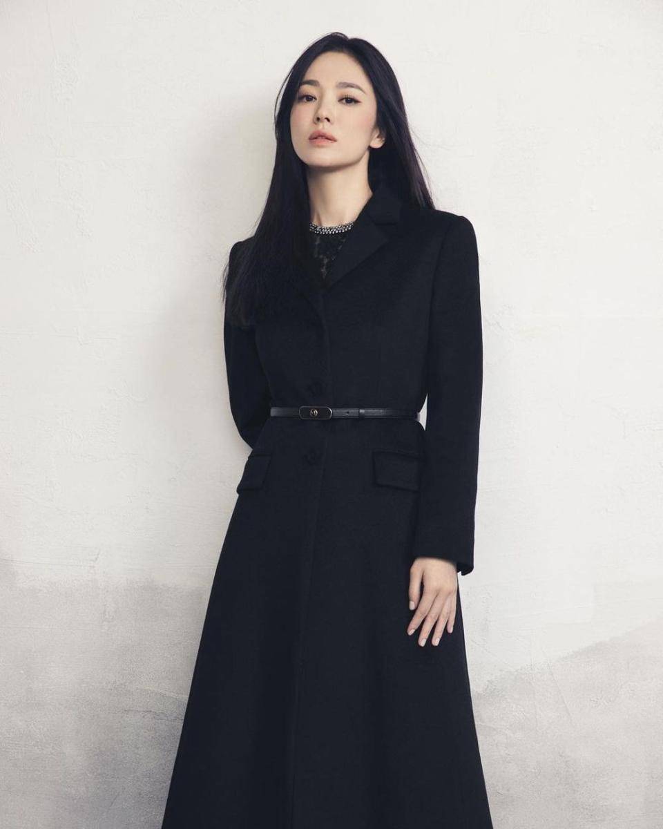 Outfit serba hitam ala Song Hye Kyo (instagram.com/kyo1122)